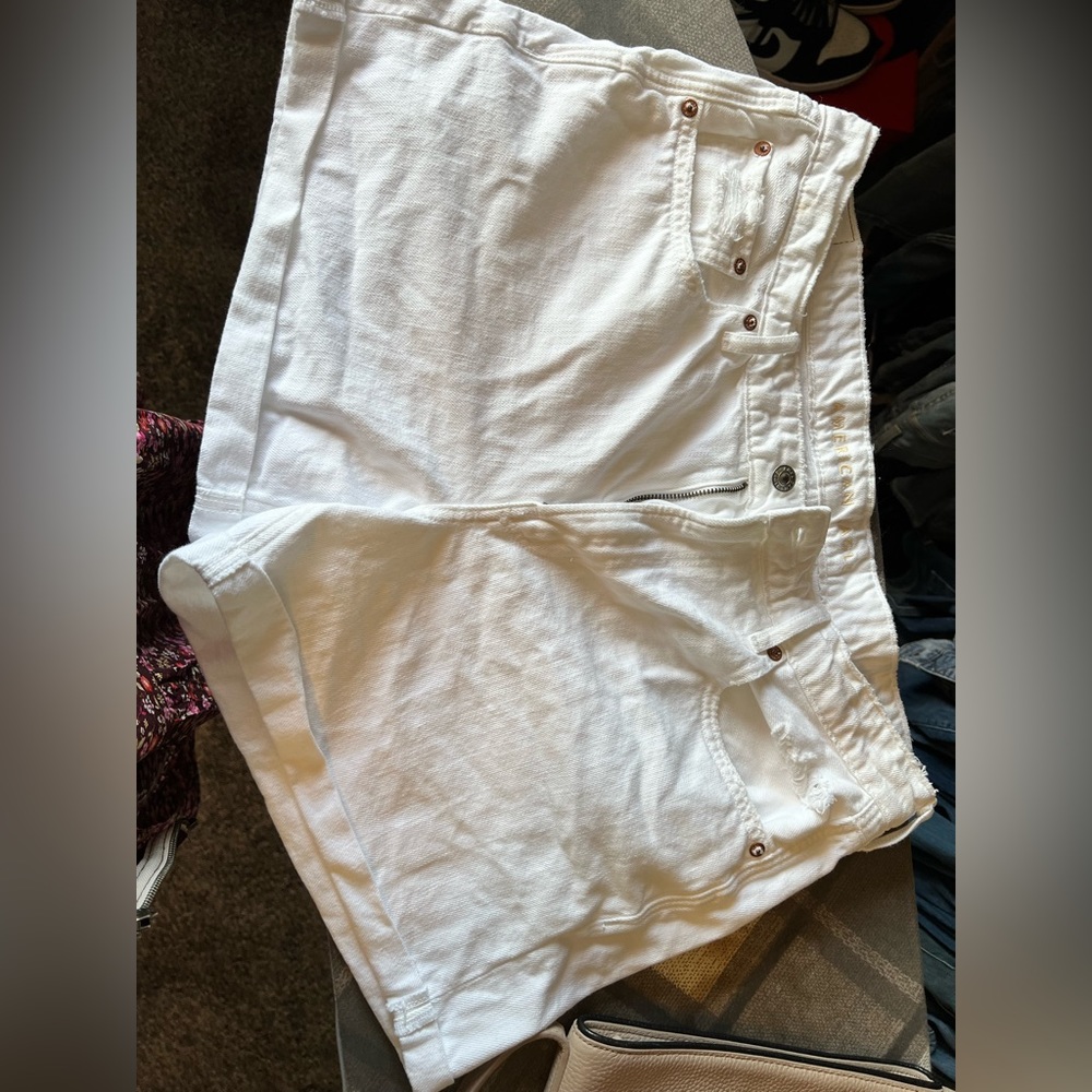 American Eagle women’s white shorts